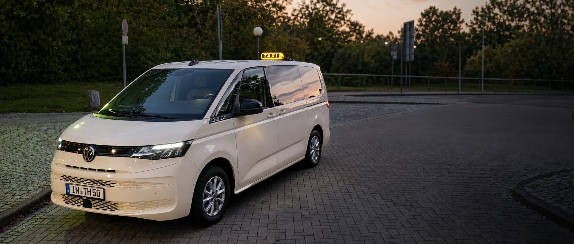 Weißes Großraumtaxi von Taxi Himmel in Ingolstadt